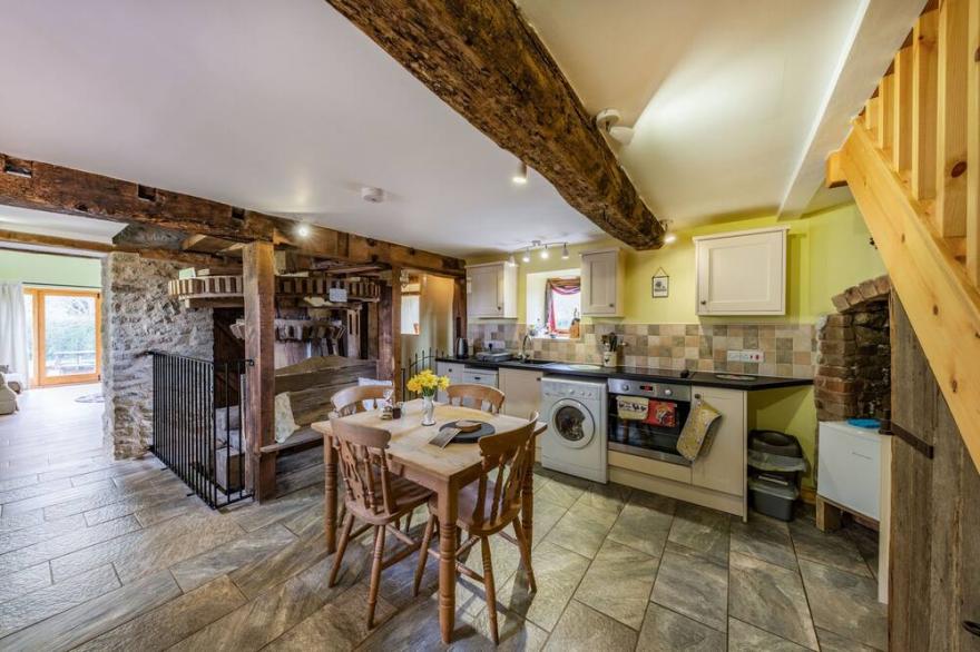 THE OLD MILL, pet friendly, character holiday cottage in Stockton