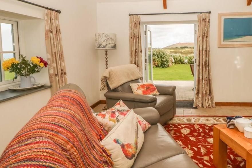 BACK OF BEYOND, pet friendly, with open fire in St Ives