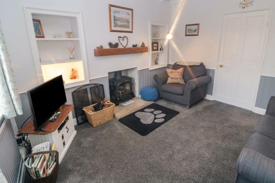 31 OUTGANG ROAD, pet friendly, character holiday cottage in Pickering