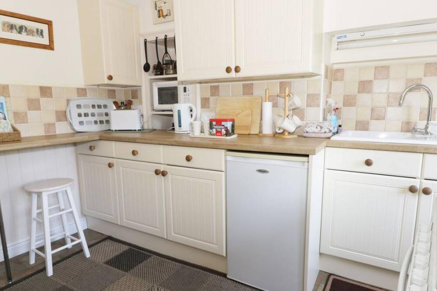 31 OUTGANG ROAD, pet friendly, character holiday cottage in Pickering