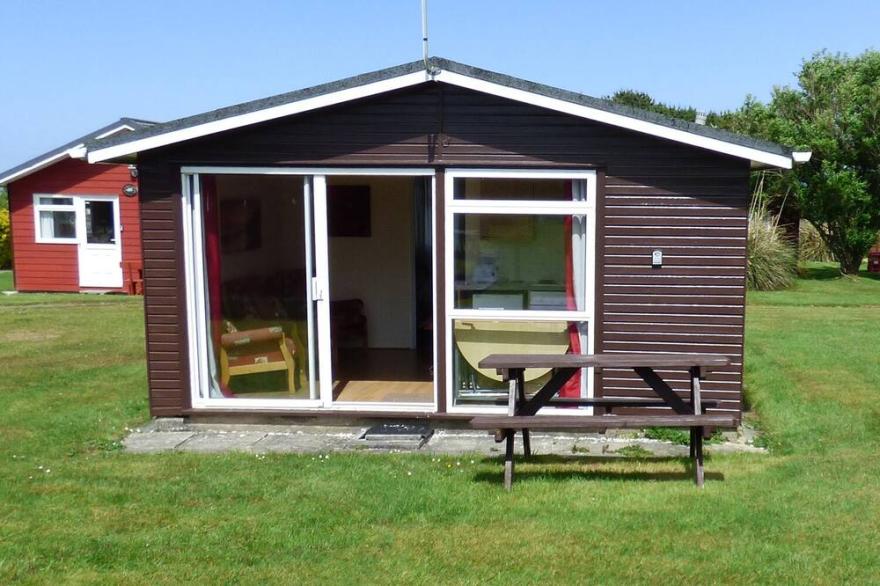 CHALET 117, family friendly, with a garden in St Merryn