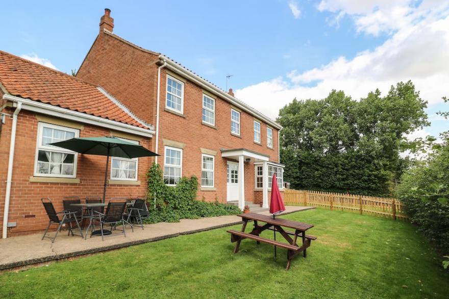 WOODHILL, pet friendly, country holiday cottage in Cottingham