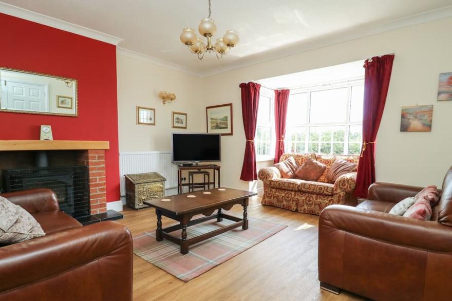 WOODHILL, pet friendly, country holiday cottage in Cottingham