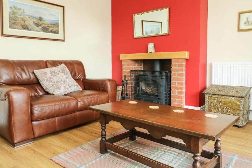 WOODHILL, pet friendly, country holiday cottage in Cottingham