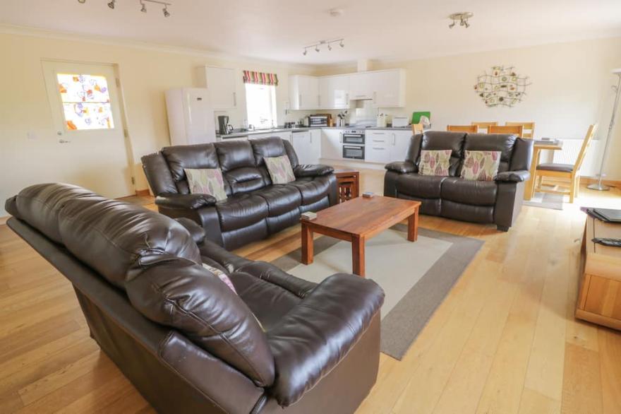 MUIR IOSAL, pet friendly, with a garden in Blairgowrie