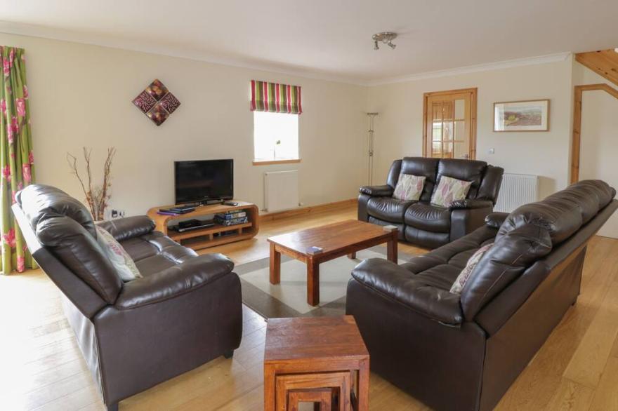 MUIR IOSAL, pet friendly, with a garden in Blairgowrie