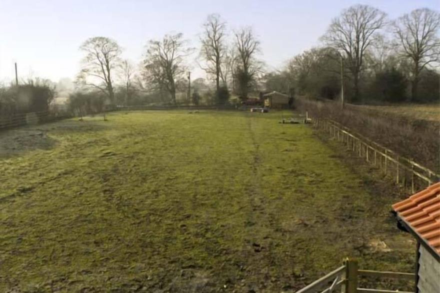 GROVE COTTAGE, with hot tub in Malton