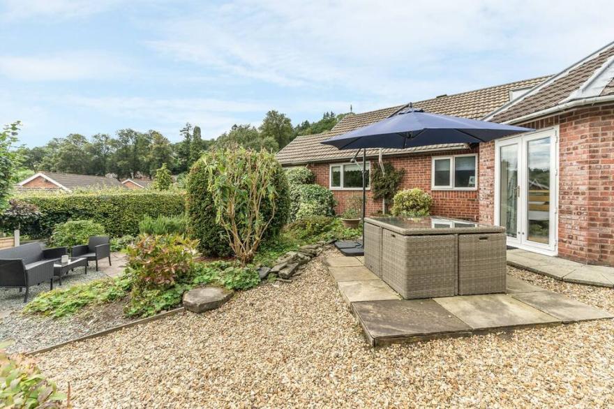 SUNNY CORNER, pet friendly, with a garden in Church Stretton