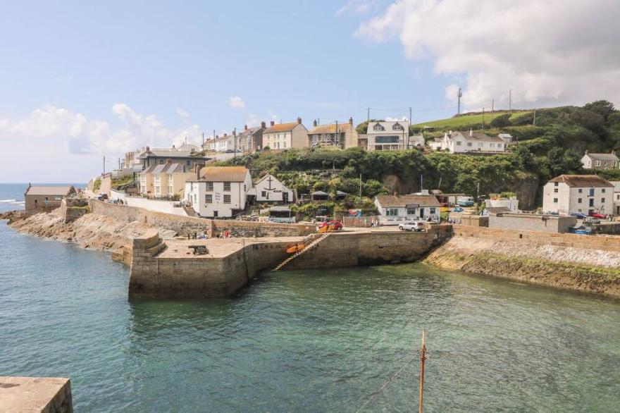 SEA STAR, family friendly, country holiday cottage in Porthleven