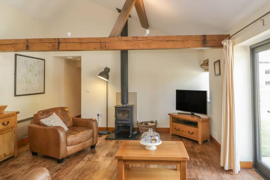 ROWDENS BARN, pet friendly, with open fire in Winterborne Stickland