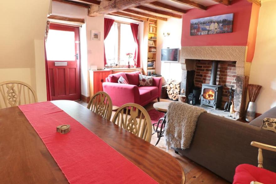 HOLLY COTTAGE, pet friendly, with open fire in Cromford
