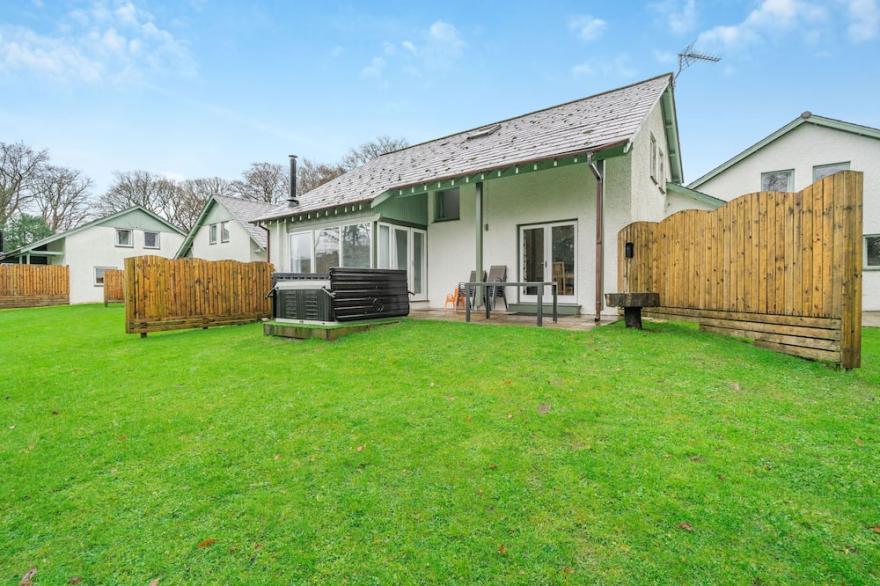 ELM - WOODLAND COTTAGES, with hot tub in Bowness-On-Windermere
