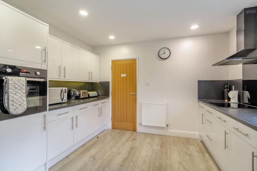 ELM - WOODLAND COTTAGES, with hot tub in Bowness-On-Windermere