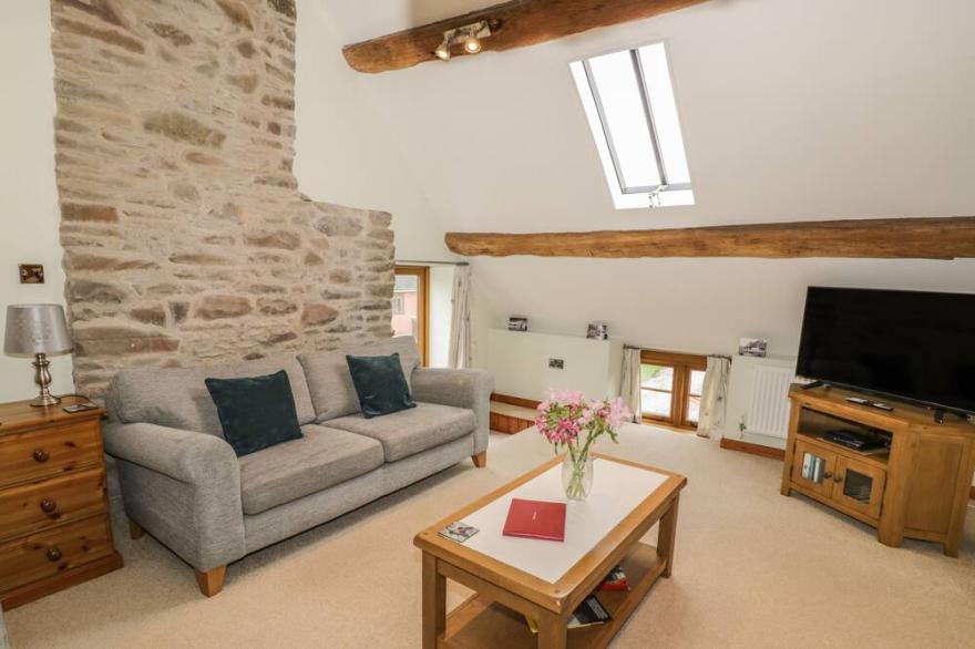 THE GALLERY, romantic, luxury holiday cottage in Strefford