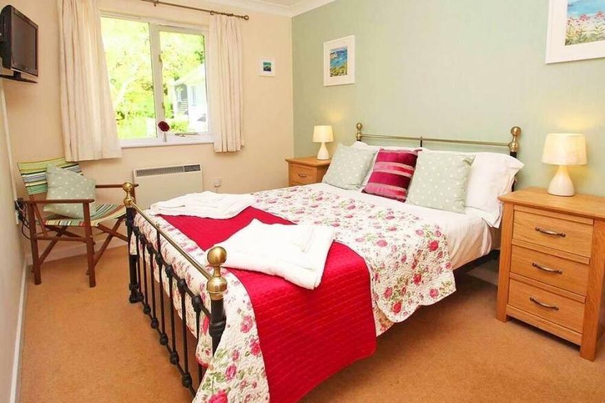MULBERRY COTTAGE, family friendly, with a garden in Falmouth