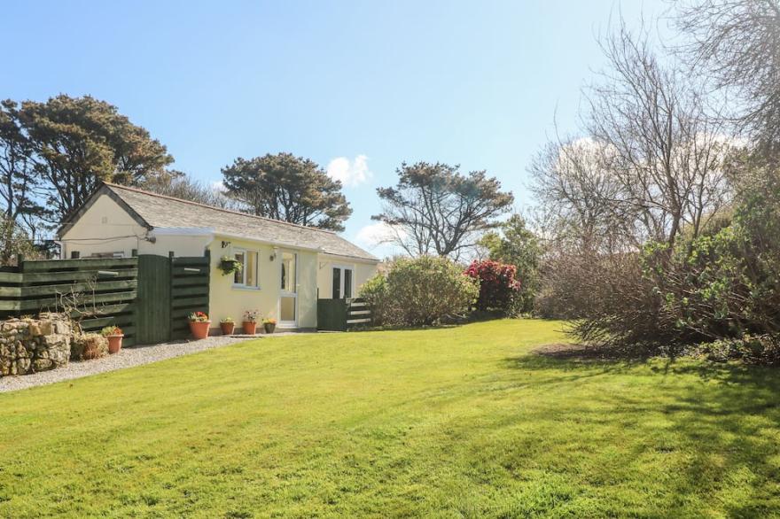 GARDEN COTTAGE, pet friendly, with a garden in St Just
