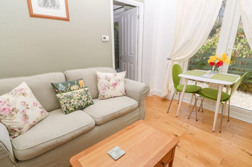GARDEN COTTAGE, pet friendly, with a garden in St Just