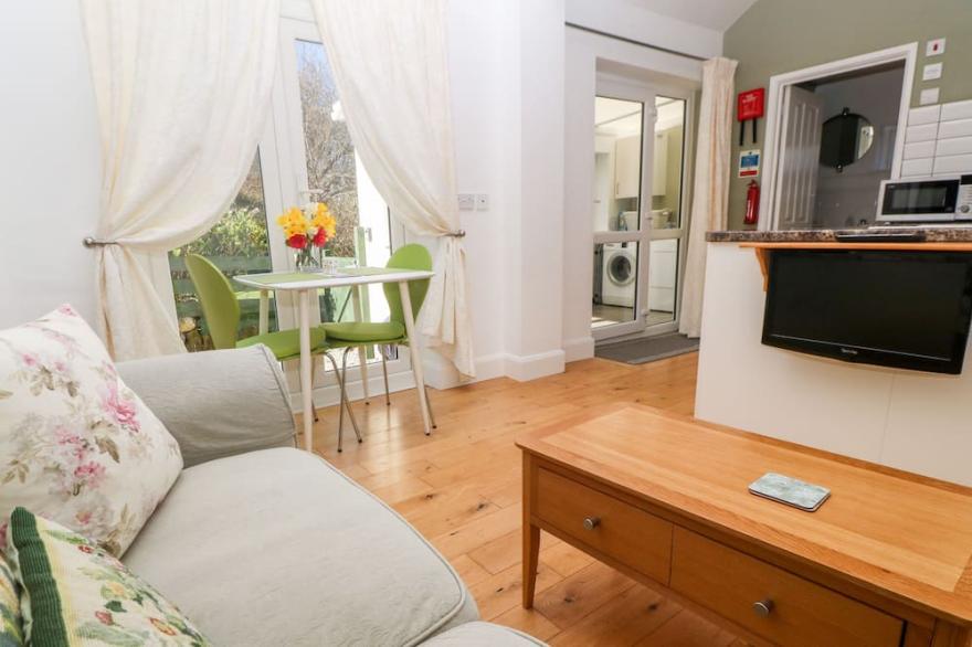 GARDEN COTTAGE, pet friendly, with a garden in St Just