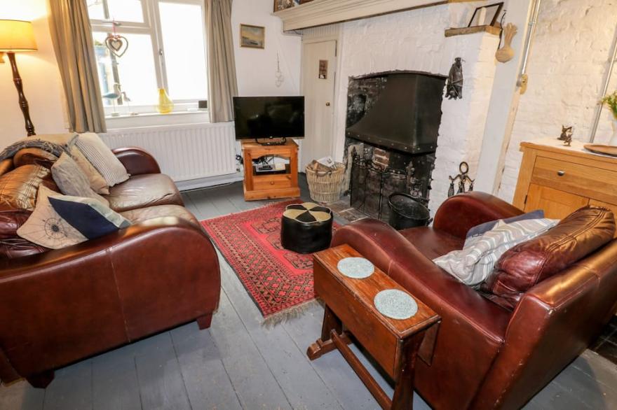 INGLENOOK COTTAGE, pet friendly, character holiday cottage in Whitby