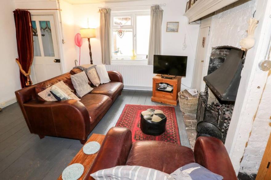 INGLENOOK COTTAGE, pet friendly, character holiday cottage in Whitby