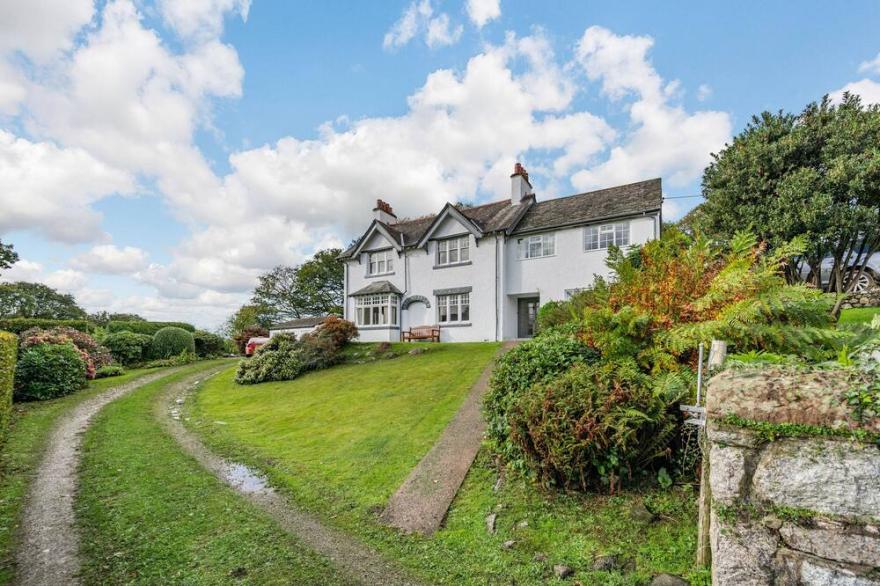 PEEL PLACE NODDLE, pet friendly, with hot tub in Eskdale Green