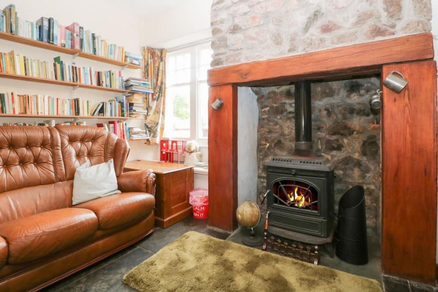 PEEL PLACE NODDLE, pet friendly, with hot tub in Eskdale Green