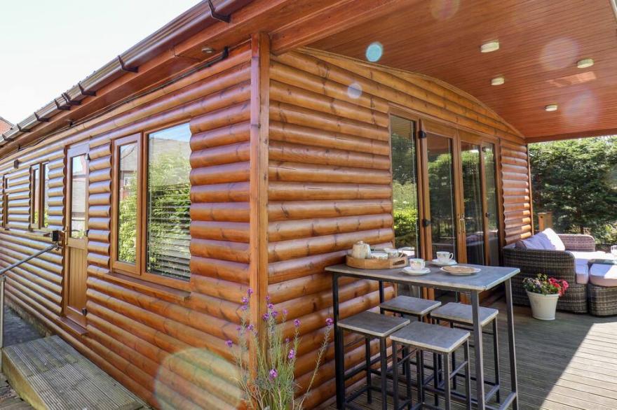 DEER LODGE, family friendly, with a garden in Sewerby