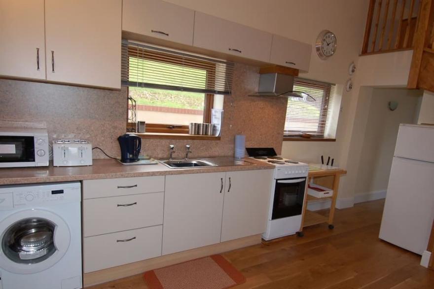 ASH COTTAGE, country holiday cottage, with a garden in Exeter