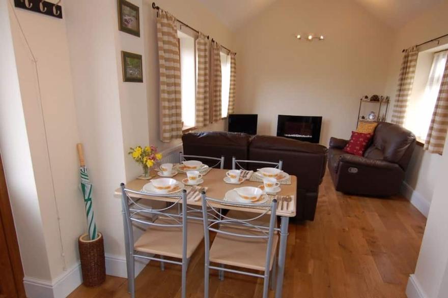 ASH COTTAGE, country holiday cottage, with a garden in Exeter