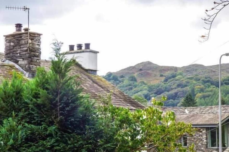 LOUGHRIGG VIEW, family friendly, with open fire in Ambleside
