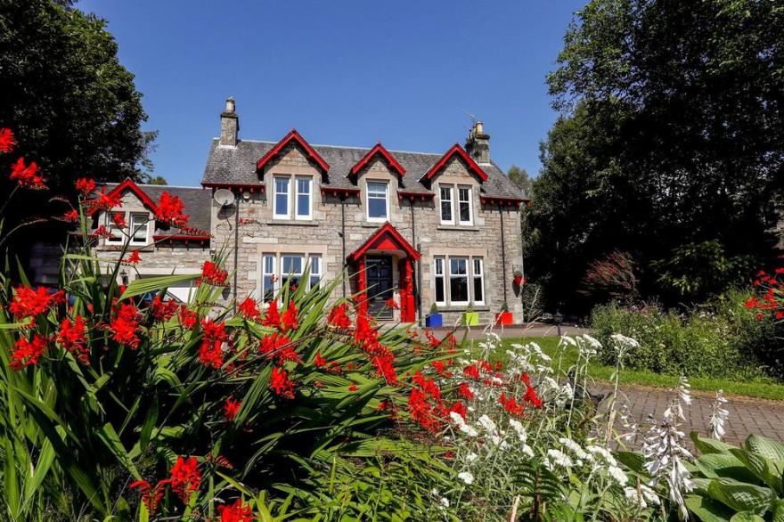 ROSEBURN, pet friendly, luxury holiday cottage in Pitlochry