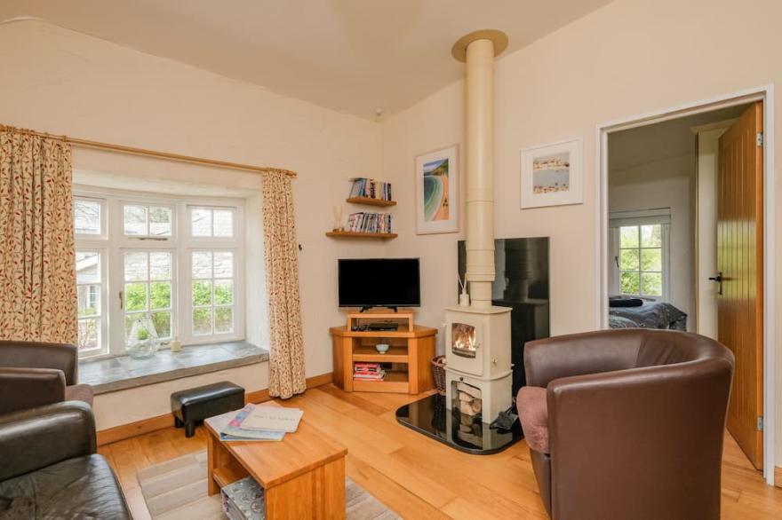 THE OLD STABLE, family friendly, with open fire in Camelford