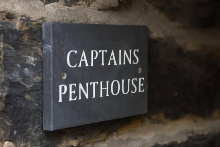 THE CAPTAIN'S PENTHOUSE, pet friendly, with open fire in Porthmadog