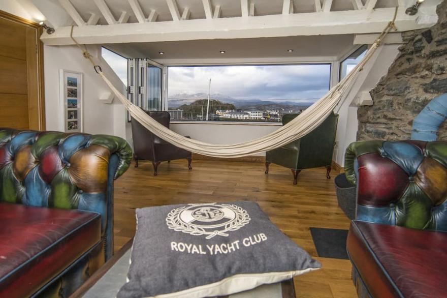 THE CAPTAIN'S PENTHOUSE, pet friendly, with open fire in Porthmadog