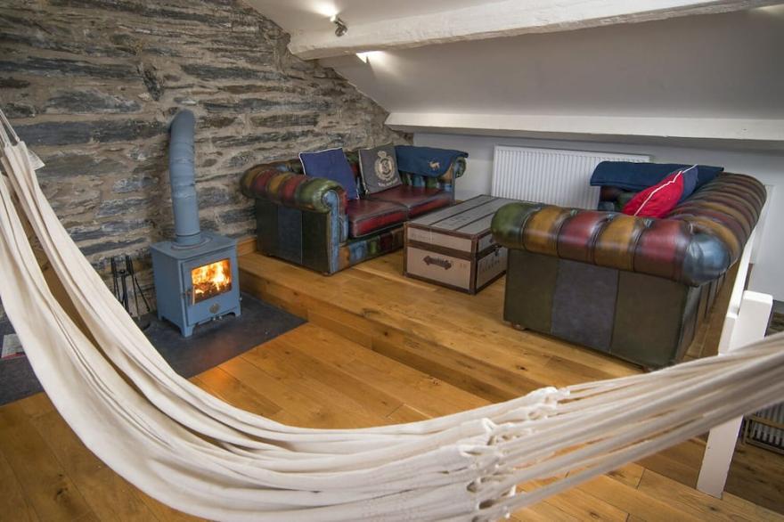 THE CAPTAIN'S PENTHOUSE, pet friendly, with open fire in Porthmadog