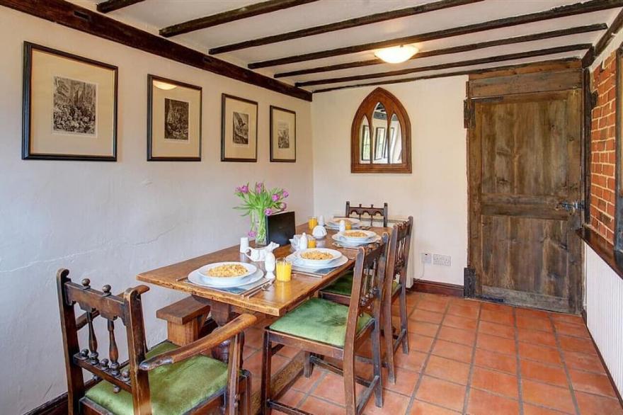 Sunnyside Cottage - Two Bedroom House, Sleeps 4