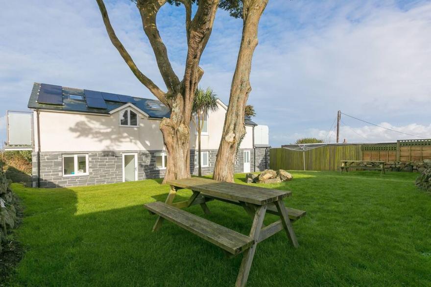 Tara - Architect Designed Five Bedroom Contemporary Detached House – Sleeps 12 with Parking for Two