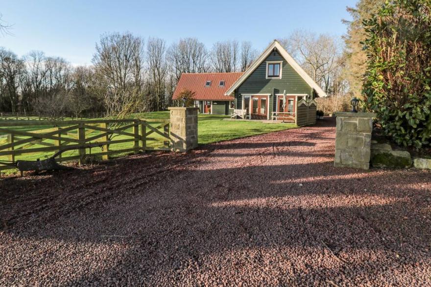 LIME TREE LODGE, family friendly, with a garden in Swarland