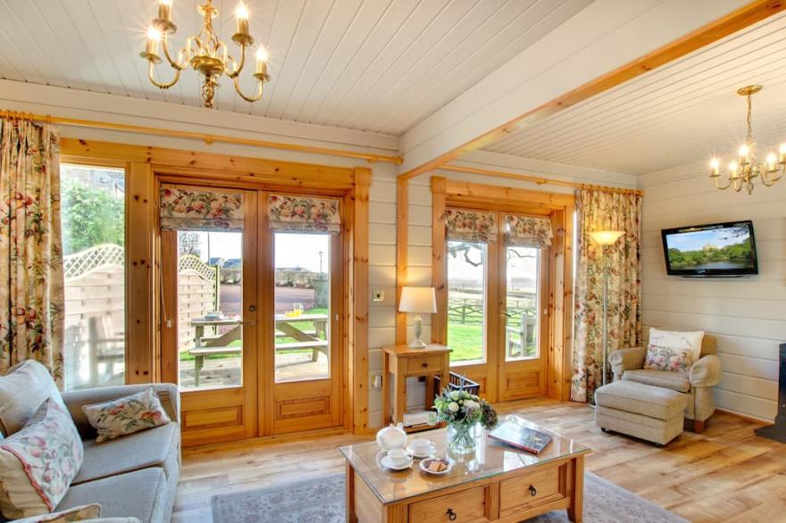 LIME TREE LODGE, family friendly, with a garden in Swarland