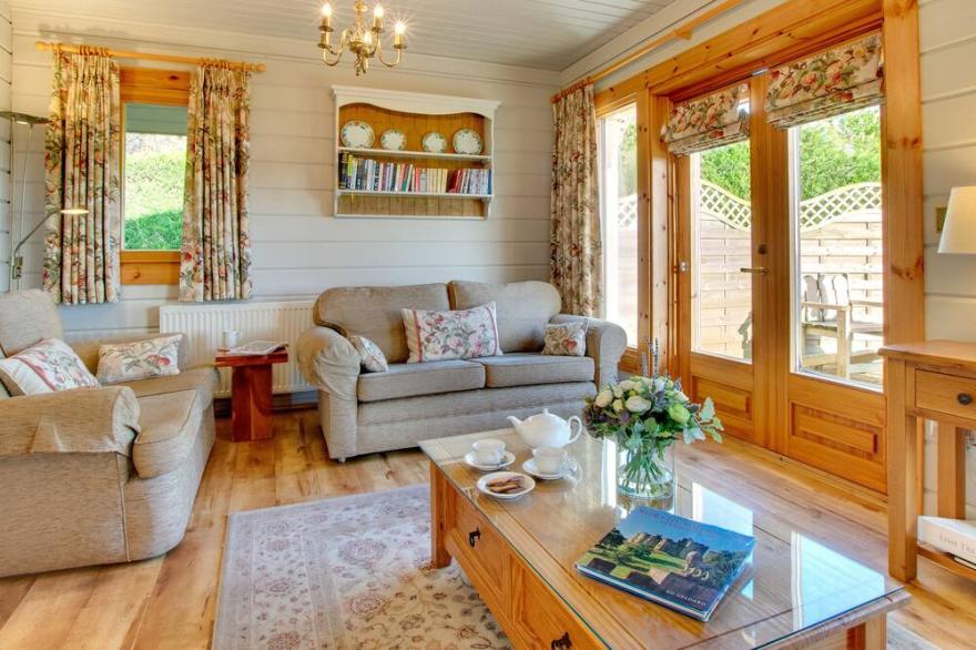 LIME TREE LODGE, family friendly, with a garden in Swarland