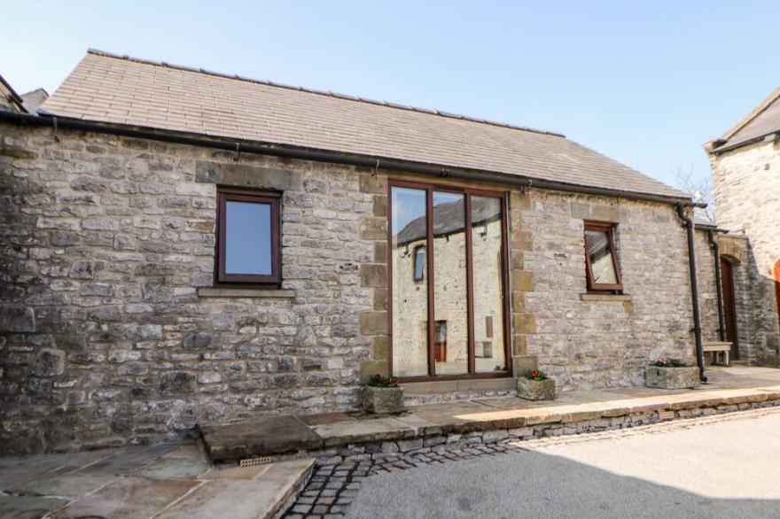 SWALLOW BARN, pet friendly, character holiday cottage in Priestcliffe