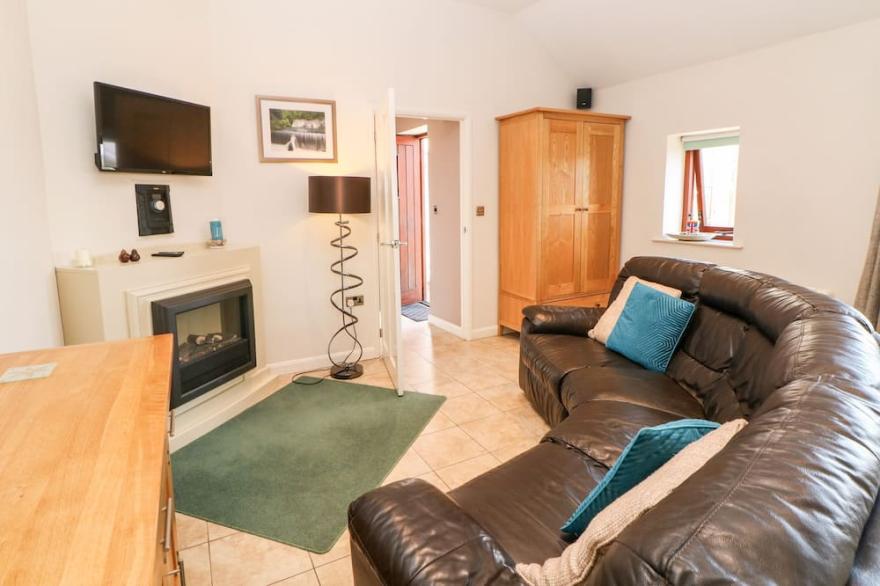 SWALLOW BARN, pet friendly, character holiday cottage in Priestcliffe