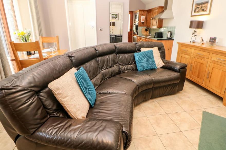SWALLOW BARN, pet friendly, character holiday cottage in Priestcliffe