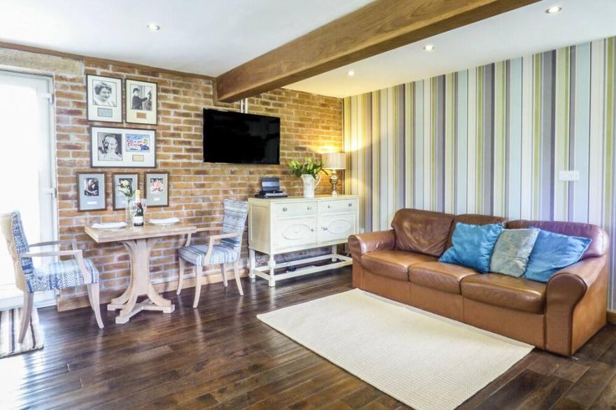 BLUE OYSTER, romantic, character holiday cottage in Mullion