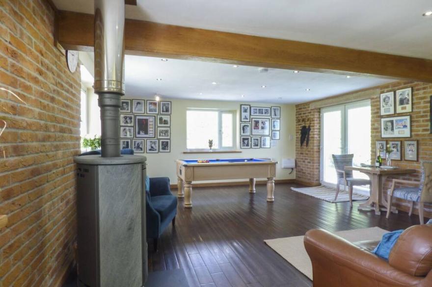 BLUE OYSTER, romantic, character holiday cottage in Mullion