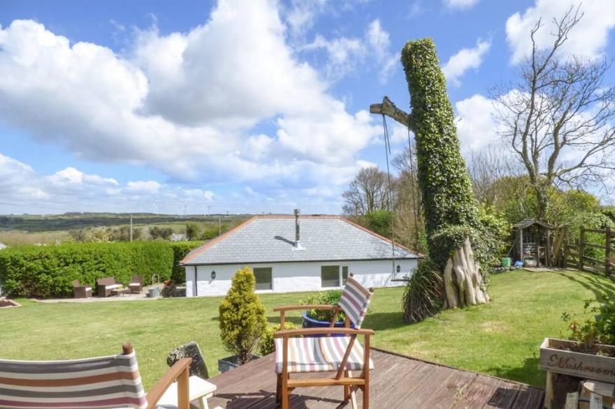 BLUE OYSTER, romantic, character holiday cottage in Mullion