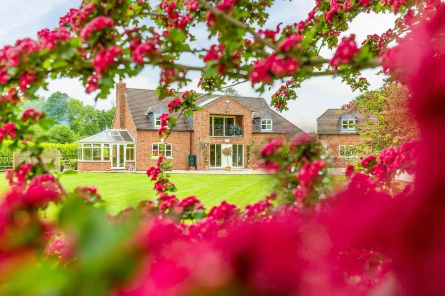 BROADLEAF LODGE, pet friendly, with open fire in Skellingthorpe