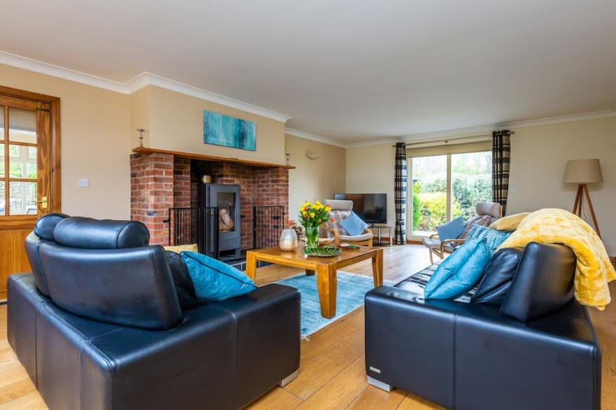 BROADLEAF LODGE, pet friendly, with open fire in Skellingthorpe