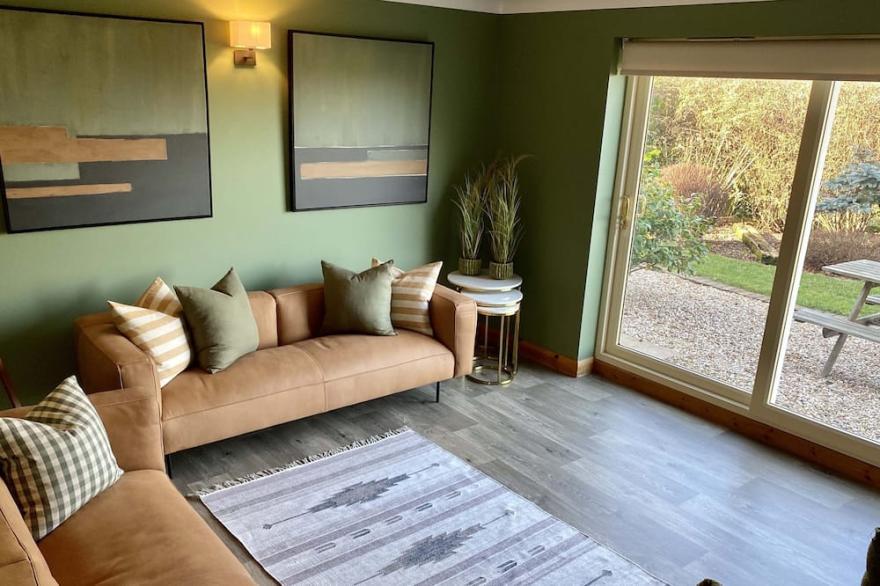 BROADLEAF LODGE, pet friendly, with open fire in Skellingthorpe