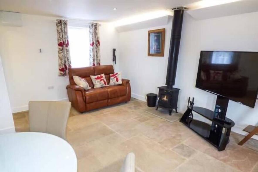 1 PRIMITIVE CROFT, pet friendly, with open fire in Chelmorton